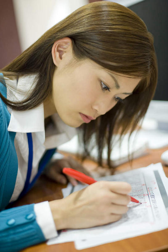 东方人,一个人,商务人士,商务女性,办公室,坐,竖图,室内,白天,侧面,家具,桌子,亚洲,仅一个年轻女性,仅一个女性,仅一个人,握,套装,朦胧,模糊,笔,材料,档案,文件,办公桌,办公用品,圆珠笔,拿,拿着,注视,黄种人,标识,吊牌,文具,胸牌,学习用品,资料,低头,观察,看,握着,观看,文具用品,察看,徽章,关注,文档,商务装,身份,工薪阶层,胸章,胸卡,办公家具,编号牌,雕刻牌,工号牌,胸号牌,胸徽,年轻女性,女人,女性,亚洲人,白领,上班族,坐着,半身,彩图