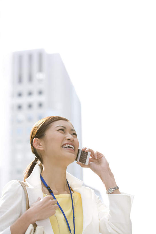 东方人,一个人,商务人士,商务女性,高楼大厦,站,举,笑,打电话,微笑,露齿笑,竖图,室外,白天,仰视,办公楼,大厦,建筑,摩天大楼,写字楼,电话,手机,亚洲,仅一个年轻女性,仅一个女性,仅一个人,握,套装,朦胧,模糊,拿,拿着,注视,黄种人,通讯设备,标识,吊牌,蓝色,蓝天,天空,胸牌,楼宇,天,观察,看,托,站着,商务楼,握着,晴朗,观看,察看,徽章,关注,商务装,身份,工薪阶层,胸章,胸卡,万里无云,编号牌,雕刻牌,工号牌,胸号牌,胸徽,交流,年轻女性,女人,女性,亚洲人,白领,上班族,晴空,晴空万里,沟通,举起,举手,举着,通话,向上举,向上伸,向上托,站立,半身,彩图,低角度拍摄,大楼,高层建筑,高楼,摩天楼