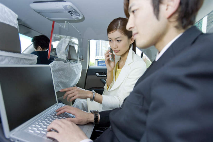 东方人,三个人,同事,商务人士,司机,商务男性,商务女性,坐,说,打电话,横图,室外,白天,侧面,衬衫,讨论,成功,合作,团队,集体,信心,电脑,笔记本电脑,出租车,汽车,电话,手机,亚洲,敲打,握,套装,朦胧,模糊,网络,拿,拿着,注视,黄种人,输入,通讯设备,队伍,车,交通工具,轿车,打字,观察,看,握着,观看,点击,敲击,察看,无线,领导,成就,关注,载具,的士,通信设备,商务装,无线网络,计程车,合伙,领袖,无线上网,便携式电脑,工薪阶层,交流,按键,手提电脑,男人,男性,年轻男性,年轻女性,女人,女性,亚洲人,白领,上班族,沟通,讲话,交谈,商讨,说话,谈话,通话,坐着,半身,彩图,衬衣