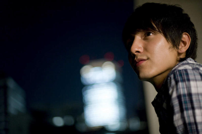 东方人,脸,头,脸颊,一个人,高楼大厦,站,笑,微笑,横图,室外,夜晚,侧面,办公楼,大厦,建筑,摩天大楼,写字楼,亚洲,仅一个男性,仅一个人,朦胧,模糊,注视,黄种人,肩膀,仅一个年轻男性,楼宇,观察,看,站着,商务楼,观看,察看,关注,男人,男性,年轻男性,亚洲人,头部,脸部,脸蛋,面部,站立,半身,彩图,大楼,高层建筑,高楼,摩天楼