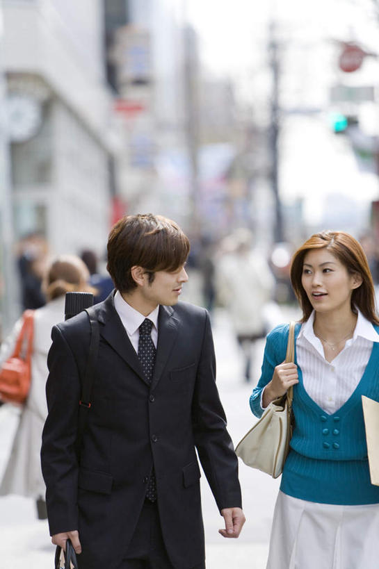 东方人,两个人,同事,商务人士,商务男性,商务女性,站,说,竖图,室外,白天,正面,衬衫,讨论,安全,成功,合作,团队,集体,信心,道路,街道,路,公路,亚洲,套装,朦胧,模糊,包,材料,档案,皮包,文件,红绿灯,信号灯,交通,黄种人,队伍,相视,资料,站着,面对面,警示,对视,单肩包,领导,成就,提示,文档,相对,商务装,合伙,领袖,流通,工薪阶层,交通信号灯,相看,行人信号灯,交流,男人,男性,年轻男性,年轻女性,女人,女性,亚洲人,白领,上班族,马路,沟通,讲话,交谈,商讨,说话,谈话,站立,半身,彩图,衬衣