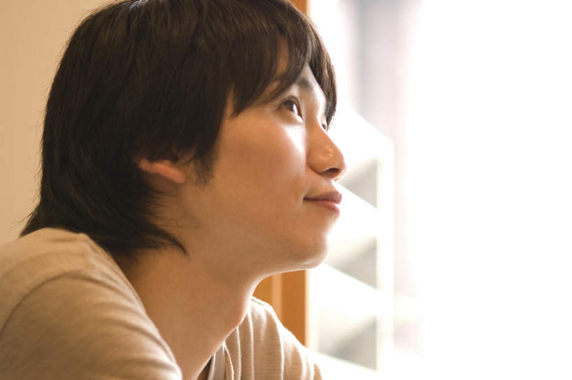 东方人,脸,头,脸颊,一个人,餐厅,坐,笑,微笑,横图,室内,特写,白天,侧面,亚洲,仅一个男性,仅一个人,服装,朦胧,模糊,墙,注视,休闲装,黄种人,肩膀,墙壁,墙面,仅一个年轻男性,衣服,观察,看,休闲,休闲服,服饰,观看,察看,关注,男人,男性,年轻男性,亚洲人,头部,脸部,脸蛋,面部,坐着,半身,彩图,餐馆,饭店,饭馆