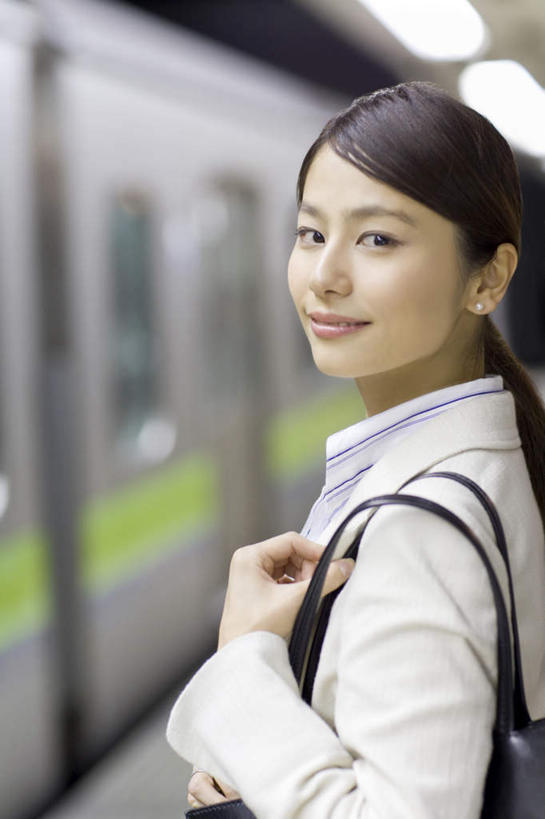东方人,一个人,商务人士,商务女性,站,笑,微笑,露齿笑,竖图,室内,白天,侧面,地铁,车站,亚洲,仅一个年轻女性,仅一个女性,仅一个人,握,套装,朦胧,模糊,包,皮包,站台,轨道交通,拿,拿着,扭头,注视,黄种人,观察,看,站着,转头,握着,观看,单肩包,察看,关注,商务装,工薪阶层,年轻女性,女人,女性,亚洲人,白领,上班族,站立,半身,彩图,地铁机动车,地下铁,轻轨
