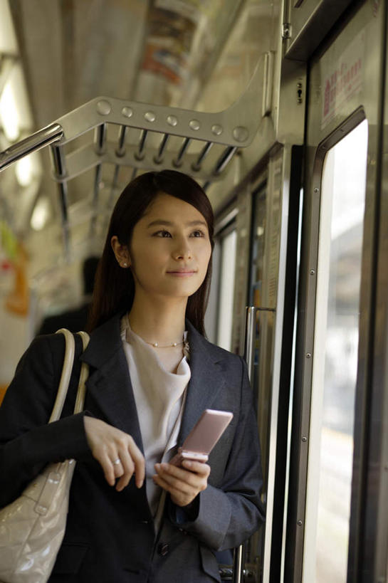 东方人,一个人,商务人士,商务女性,站,笑,打电话,微笑,竖图,室内,白天,正面,地铁,电话,手机,亚洲,仅一个年轻女性,仅一个女性,仅一个人,握,套装,朦胧,模糊,包,皮包,轨道交通,拿,拿着,注视,黄种人,通讯设备,观察,看,站着,握着,观看,单肩包,察看,关注,商务装,工薪阶层,交流,年轻女性,女人,女性,亚洲人,白领,上班族,沟通,通话,站立,半身,彩图,地铁机动车,地下铁,轻轨