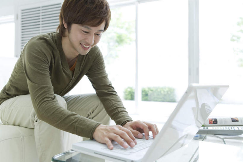 东方人,一个人,坐,笑,微笑,露齿笑,横图,室内,白天,正面,阅读,电脑,笔记本电脑,窗户,沙发,杂志,玻璃,亚洲,仅一个男性,仅一个人,敲打,学习,服装,朦胧,模糊,网络,注视,休闲装,黄种人,输入,通讯设备,玻璃窗,玻璃制品,仅一个年轻男性,衣服,打字,观察,看,休闲,休闲服,读书,浏览,服饰,观看,点击,敲击,察看,无线,关注,通信设备,无线网络,布艺沙发,无线上网,便携式电脑,按键,手提电脑,男人,男性,年轻男性,亚洲人,坐着,半身,彩图