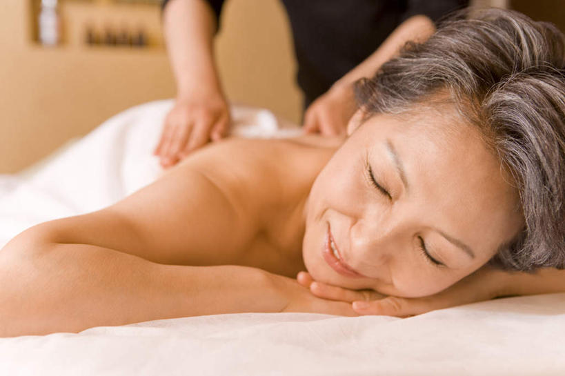 东方人,两个人,按摩师,闭眼,笑,微笑,露齿笑,横图,室内,白天,正面,按摩,床,亚洲,撑,服装,朦胧,模糊,床单,托腮,休闲装,黄种人,被子,衣服,趴着,托,休闲,休闲服,服饰,单人床,被单,托下巴,指压,老年女性,男人,男性,年轻男性,女人,女性,亚洲人,技师,闭眼睛,闭着眼,闭着眼睛,趴,半身,彩图,推拿