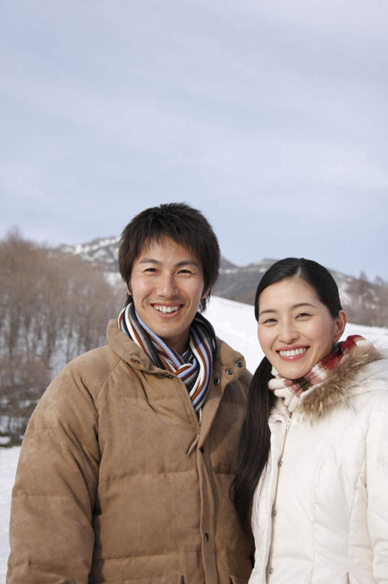 东方人,两个人,家庭,夫妻,站,笑,微笑,露齿笑,竖图,室外,白天,正面,爱情,草地,草坪,雪,植物,大雪,亚洲,服装,积雪,雪景,云,云朵,冬季,冬天,浪漫,云彩,注视,黄种人,草,衣服,蓝色,绿色,白云,蓝天,天空,天,观察,看,站着,温暖,温馨,一家人,恩爱,寒冷,恋人,服饰,晴朗,观看,羽绒服,保暖,和睦,察看,御寒,关注,严寒,冬装,男人,男性,年轻男性,年轻女性,女人,女性,亚洲人,年轻人,夫妇,情侣,晴空,站立,半身,彩图,伴侣,融洽