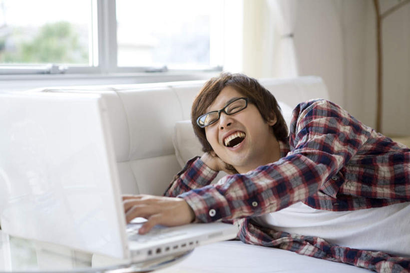 东方人,一个人,客厅,坐,躺,笑,微笑,露齿笑,横图,室内,白天,正面,电脑,笔记本电脑,窗户,沙发,亚洲,仅一个男性,仅一个人,敲打,服装,朦胧,模糊,网络,眼镜,注视,休闲装,黄种人,输入,通讯设备,玻璃窗,仅一个年轻男性,衣服,打字,观察,看,休闲,休闲服,服饰,观看,点击,敲击,察看,无线,起居室,关注,通信设备,无线网络,近视眼镜,布艺沙发,无线上网,便携式电脑,卧着,按键,手提电脑,男人,男性,年轻男性,亚洲人,躺着,卧,坐着,半身,彩图