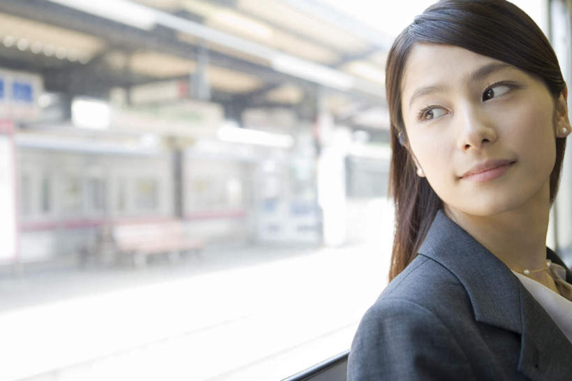 东方人,一个人,坐,笑,微笑,横图,室内,白天,侧面,窗户,地铁,车站,亚洲,仅一个年轻女性,仅一个女性,仅一个人,服装,朦胧,模糊,站台,轨道交通,扭头,注视,休闲装,黄种人,玻璃窗,衣服,观察,看,转头,休闲,休闲服,服饰,观看,察看,关注,年轻女性,女人,女性,亚洲人,坐着,半身,彩图,地铁机动车,地下铁,轻轨