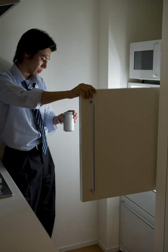 东方人,一个人,商务人士,商务男性,站,竖图,室内,白天,侧面,衬衫,烹饪,厨房,厨具,金属制品,亚洲,仅一个男性,仅一个人,套装,朦胧,模糊,金属,包装,电器,罐子,冰箱,注视,黄种人,冷冻,冷柜,饮料,仅一个年轻男性,容器,冷藏柜,打开,观察,看,站着,冷藏,易拉罐,观看,储藏,微波炉,察看,家电,家用电器,开启,关注,商务装,微波,炊具,工薪阶层,烹饪用具,保鲜,男人,男性,年轻男性,亚洲人,白领,上班族,烹调用具,烹调,站立,半身,彩图,衬衣,灶间,小家电