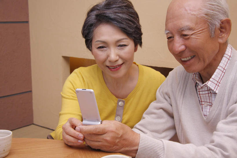 东方人,两个人,夫妻,坐,笑,打电话,微笑,露齿笑,横图,室内,白天,正面,爱情,杯子,电话,手机,亚洲,敲打,服装,陶瓷,陶瓷制品,浪漫,注视,休闲装,黄种人,输入,通讯设备,衣服,水杯,打字,观察,看,休闲,休闲服,恩爱,恋人,服饰,观看,点击,敲击,察看,关注,交流,按键,老年男性,老年女性,男人,男性,女人,女性,亚洲人,夫妇,情侣,茶杯,沟通,通话,坐着,半身,彩图,伴侣