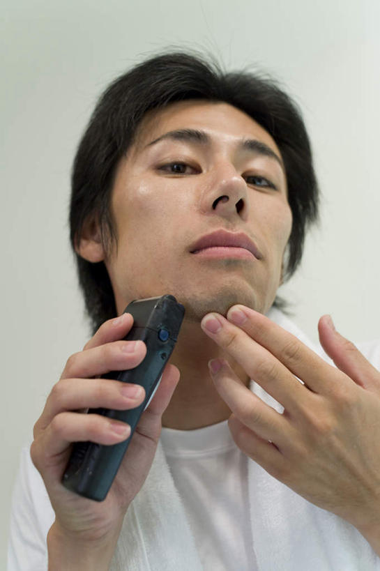 东方人,脸,头,脸颊,手,一个人,站,举,竖图,室内,特写,白天,仰视,亚洲,双手,仅一个男性,仅一个人,服装,剃须刀,墙,注视,休闲装,黄种人,肩膀,墙壁,墙面,仅一个年轻男性,衣服,观察,看,清洁,托,站着,休闲,手部,休闲服,护理,服饰,观看,察看,家电,家用电器,关注,剃须,电动剃须刀,仪容,仪表,男人,男性,年轻男性,亚洲人,头部,脸部,脸蛋,面部,举起,举手,举着,向上举,向上伸,向上托,站立,半身,彩图,低角度拍摄,小家电