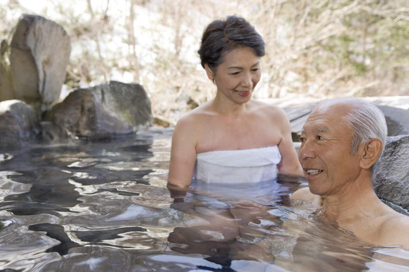 东方人,两个人,夫妻,站,坐,笑,微笑,露齿笑,横图,室外,白天,正面,爱情,洗澡,草地,草坪,石头,温泉,植物,雾,亚洲,沸腾,蒸汽,石子,水蒸气,雾气,浪漫,黄种人,干净,裸露,草,绿色,低头,清洁,站着,享受,健康,温暖,恩爱,放松,保健,恋人,泉水,温和,气体,卫生,裸,蒸发,泡汤,地热,老年男性,老年女性,男人,男性,女人,女性,亚洲人,夫妇,情侣,石块,站立,坐着,半身,彩图,沐浴,伴侣