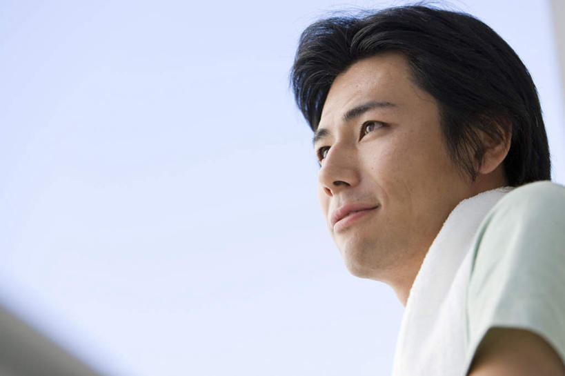 东方人,一个人,站,笑,微笑,露齿笑,横图,室外,白天,仰视,亚洲,仅一个男性,仅一个人,服装,朦胧,模糊,注视,休闲装,黄种人,仅一个年轻男性,衣服,蓝色,蓝天,天空,天,观察,看,站着,休闲,休闲服,服饰,晴朗,观看,察看,关注,万里无云,男人,男性,年轻男性,亚洲人,晴空,晴空万里,站立,半身,彩图,低角度拍摄