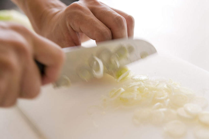 东方人,手,一个人,厨师,站,横图,俯视,室内,特写,白天,蔬菜,金属制品,亚洲,双手,仅一个男性,仅一个人,切开,握,服装,朦胧,模糊,金属,工具,葱,青葱,案板,刀具,拿,拿着,休闲装,黄种人,砧板,仅一个年轻男性,衣服,刀,切,站着,休闲,手部,休闲服,握着,服饰,菜刀,剖面,切面,切菜刀,男人,男性,年轻男性,亚洲人,厨师长,厨子,大厨,主厨,站立,半身,彩图,高角度拍摄