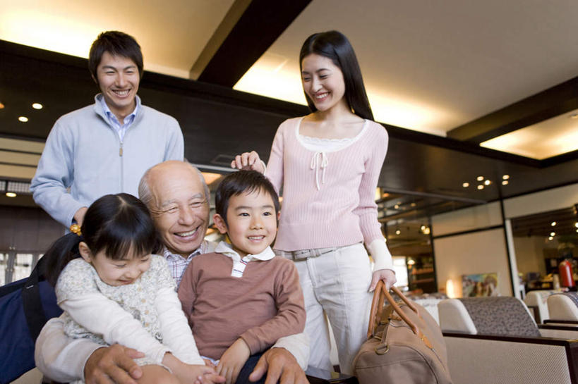 东方人,儿童,家庭,夫妻,母亲,父亲,女儿,儿子,祖父,坐,抱,摸,横图,室内,白天,仰视,爱情,纯洁,沙发,亚洲,五个人,一排,抚摸,握,服装,整齐,包,皮包,许多人,浪漫,拿,拎,拿着,注视,休闲装,黄种人,排列,小孩,衣服,观察,看,一群人,休闲,温暖,温馨,父女,父子,母女,母子,一家人,休闲服,恩爱,父爱,可爱,母爱,童年,童趣,握着,恋人,服饰,爷爷,抱着,观看,祖孙,单肩包,和睦,察看,搂着,队列,关注,布艺沙发,童真,烂漫,无邪,外孙女,外公,外祖父,外孙,外孙子,天真,老年男性,男孩,男人,男性,年轻男性,年轻女性,女孩,女人,女性,亚洲人,孩子,年轻人,夫妇,情侣,孙女,孙子,触摸,怀抱,接触,搂,搂抱,相抱,拥抱,坐着,半身,彩图,低角度拍摄,伴侣,融洽,男生,女生,拎着