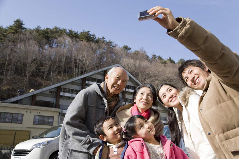 东方人,儿童,老年人,母亲,父亲,女儿,祖母,祖父,三代同堂,站,举,笑,微笑,露齿笑,横图,室外,白天,仰视,纯洁,山,山脉,汽车,相机,亚洲,一辆,握,服装,山峰,山峦,许多人,拿,拿着,注视,休闲装,黄种人,祖孙三代,车,小孩,拍照,衣服,数码相机,交通工具,轿车,群山,观察,看,托,站着,一群人,休闲,温暖,温馨,父女,母女,休闲服,父爱,可爱,母爱,童年,童趣,握着,摄影,服饰,奶奶,爷爷,观看,祖孙,和睦,察看,关注,载具,童真,烂漫,无邪,外婆,外孙女,外祖母,外公,外祖父,外孙,外孙子,天真,老年男性,老年女性,男孩,男人,男性,年轻男性,年轻女性,女孩,女人,女性,亚洲人,孩子,年轻人,全家福,孙女,孙子,照相机,举起,举手,举着,向上举,向上伸,向上托,站立,半身,彩图,低角度拍摄,照相,融洽,男生,女生,爸爸,多代同堂,妈妈