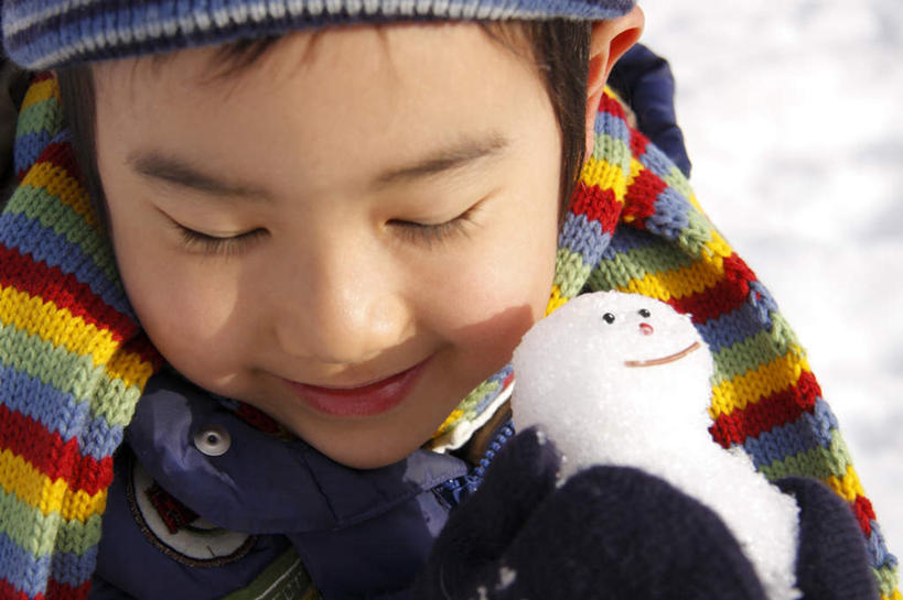 东方人,儿童,脸,头,脸颊,一个人,站,闭眼,笑,微笑,横图,室外,特写,白天,正面,游戏,纯洁,雪,大雪,帽子,亚洲,仅一个男性,仅一个人,握,阴影,服装,装饰,光线,影子,积雪,雪景,雪人,冬季,冬天,拿,玩,拿着,黄种人,娱乐,肩膀,小孩,衣服,阳光,围巾,站着,仅一个小孩,休闲,温暖,寒冷,可爱,童年,童趣,握着,服饰,围脖,活动,羽绒服,保暖,华丽,点缀,御寒,发泄,消遣,智力,童真,烂漫,无邪,宣泄,衬托,美观,雅致,雅观,棉帽,严寒,冬装,天真,男孩,男人,男性,亚洲人,孩子,头部,脸部,脸蛋,面部,闭眼睛,闭着眼,闭着眼睛,玩耍,嬉戏,站立,半身,彩图,男生,拟人