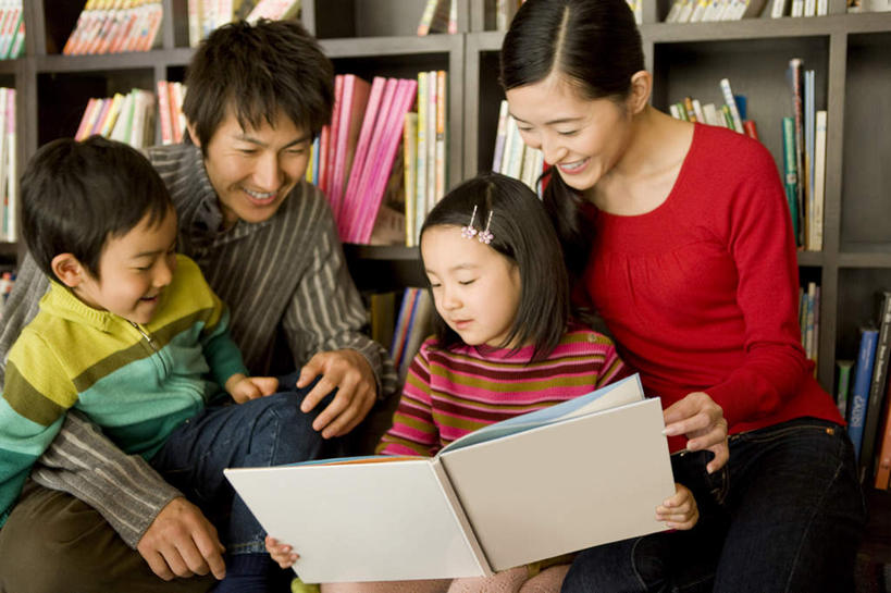 东方人,儿童,四个人,家庭,夫妻,母亲,父亲,女儿,儿子,坐,抱,笑,微笑,露齿笑,横图,室内,白天,正面,爱情,看书,阅读,纯洁,柜子,书架,书籍,亚洲,学习,服装,浪漫,注视,休闲装,黄种人,架子,小孩,衣服,书本,橱柜,观察,看,休闲,温暖,温馨,父女,父子,母女,母子,一家人,休闲服,恩爱,父爱,可爱,母爱,童年,童趣,读书,浏览,恋人,服饰,抱着,观看,和睦,察看,搂着,关注,童真,烂漫,无邪,天真,男孩,男人,男性,年轻男性,年轻女性,女孩,女人,女性,亚洲人,孩子,年轻人,夫妇,情侣,书,图书,怀抱,搂,搂抱,相抱,拥抱,坐着,半身,彩图,伴侣,融洽,男生,女生