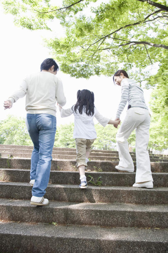 东方人,儿童,三个人,家庭,夫妻,母亲,父亲,女儿,走,竖图,室外,白天,仰视,爱情,纯洁,植物,亚洲,服装,浪漫,扭头,注视,休闲装,黄种人,树,树木,小孩,衣服,蓝色,绿色,蓝天,天空,自然,天,观察,看,休闲,温暖,温馨,父女,母女,三口之家,一家人,休闲服,恩爱,父爱,可爱,母爱,童年,童趣,恋人,服饰,生长,晴朗,成长,观看,和睦,察看,关注,童真,烂漫,无邪,万里无云,天真,男人,男性,年轻男性,年轻女性,女孩,女人,女性,亚洲人,孩子,年轻人,夫妇,情侣,晴空,晴空万里,步行,散步,走路,彩图,低角度拍摄,全身,伴侣,融洽,女生