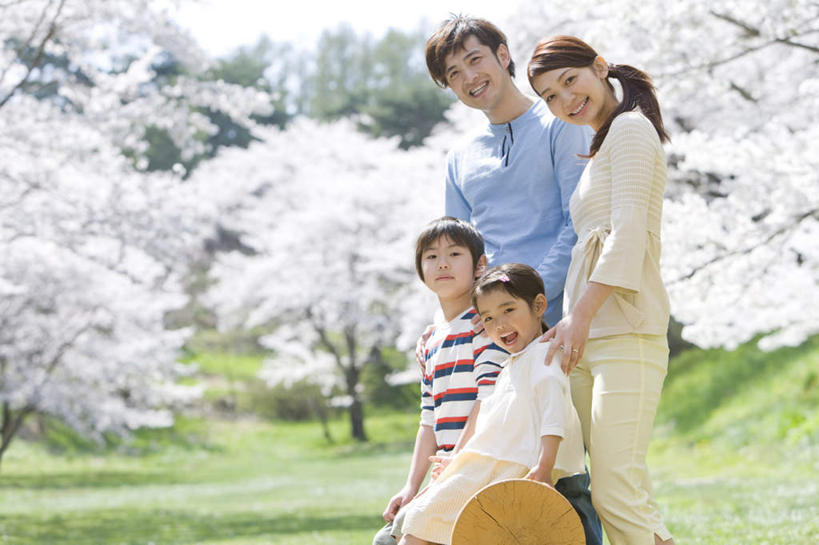 东方人,儿童,三个人,家庭,夫妻,母亲,父亲,女儿,儿子,站,坐,笑,微笑,露齿笑,横图,室外,白天,侧面,爱情,纯洁,草地,草坪,树林,植物,樱花,亚洲,许多,阴影,服装,朦胧,模糊,盛开,光线,影子,树桩,浪漫,花蕾,注视,休闲装,黄种人,草,花,花瓣,花朵,鲜花,树,树木,小孩,衣服,绿色,白色,阳光,自然,花苞,花蕊,观察,看,站着,休闲,温暖,温馨,父女,父子,母女,母子,一家人,休闲服,恩爱,父爱,可爱,母爱,童年,童趣,恋人,服饰,生长,成长,观看,和睦,察看,关注,童真,烂漫,无邪,仙樱花,福岛樱,青肤樱,天真,男孩,男人,男性,年轻男性,年轻女性,女孩,女人,女性,亚洲人,孩子,年轻人,夫妇,情侣,荆桃,站立,坐着,半身,彩图,伴侣,融洽,男生,女生