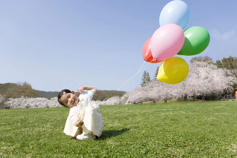 东方人,儿童,一个人,蹲,举,笑,微笑,露齿笑,横图,室外,白天,正面,游戏,纯洁,草地,草坪,山,山脉,植物,樱花,玩具,亚洲,仅一个女性,仅一个人,握,阴影,服装,盛开,光线,影子,山峰,山峦,拿,玩,花蕾,拿着,注视,休闲装,黄种人,娱乐,草,花,花瓣,花朵,鲜花,树,树木,小孩,衣服,粉色,红色,蓝色,绿色,白色,蓝天,天空,阳光,自然,气球,群山,天,花苞,花蕊,观察,看,托,仅一个小孩,休闲,休闲服,充气玩具,可爱,童年,童趣,益智,握着,服饰,生长,晴朗,成长,观看,活动,察看,发泄,关注,消遣,智力,童真,烂漫,无邪,万里无云,宣泄,仙樱花,福岛樱,青肤樱,天真,女孩,女人,女性,亚洲人,孩子,晴空,晴空万里,荆桃,蹲着,举起,举手,举着,玩耍,嬉戏,向上举,向上伸,向上托,彩图,全身,女生