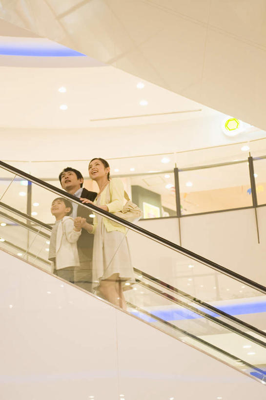 东方人,儿童,三个人,家庭,夫妻,母亲,父亲,儿子,栏杆,站,笑,微笑,露齿笑,竖图,室内,白天,仰视,爱情,纯洁,亚洲,服装,扶手,电动扶梯,墙,自动扶梯,浪漫,注视,休闲装,黄种人,护栏,墙壁,墙面,小孩,衣服,白色,观察,看,站着,休闲,温暖,温馨,父子,母子,三口之家,一家人,休闲服,恩爱,父爱,可爱,母爱,童年,童趣,恋人,服饰,观看,和睦,察看,关注,童真,烂漫,无邪,天真,男孩,男人,男性,年轻男性,年轻女性,女人,女性,亚洲人,孩子,年轻人,夫妇,情侣,抬头,仰头,站立,彩图,低角度拍摄,全身,伴侣,融洽,男生