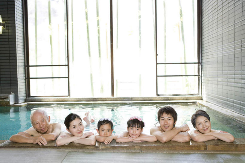 东方人,儿童,老年人,母亲,父亲,女儿,祖母,祖父,三代同堂,笑,微笑,露齿笑,横图,室内,白天,正面,洗澡,纯洁,卫生间,浴室,竹子,亚洲,一排,许多,整齐,纺织物,许多人,顶,注视,黄种人,干净,祖孙三代,裸露,排列,小孩,毛巾,观察,看,趴着,清洁,一群人,享受,健康,温暖,温馨,父女,母女,放松,父爱,可爱,母爱,童年,童趣,保健,奶奶,爷爷,观看,祖孙,保暖,和睦,察看,卫生,队列,关注,裸,童真,透气,烂漫,无邪,防水,外婆,外孙女,外祖母,外公,外祖父,外孙,外孙子,泡汤,储水,耐磨,吸水,天真,老年男性,老年女性,男孩,男人,男性,年轻男性,年轻女性,女孩,女人,女性,亚洲人,孩子,年轻人,全家福,孙女,孙子,淋浴房,趴,半身,彩图,沐浴,冲凉房,沐浴间,沐浴室,融洽,男生,女生,爸爸,多代同堂,妈妈