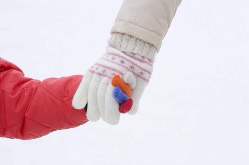 东方人,儿童,手,两个人,家庭,母亲,女儿,站,握手,横图,室外,特写,白天,正面,纯洁,雪,大雪,亚洲,服装,朦胧,模糊,积雪,雪景,冬季,冬天,黄种人,小孩,衣服,站着,温暖,温馨,母女,一家人,手部,寒冷,可爱,母爱,童年,童趣,服饰,羽绒服,保暖,单手,和睦,御寒,童真,烂漫,无邪,严寒,冬装,天真,年轻女性,女孩,女人,女性,亚洲人,孩子,年轻人,搀手,拉手,手搀手,手拉手,手牵手,手握手,站立,半身,彩图,融洽,女生