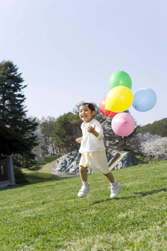东方人,儿童,一个人,跑,笑,微笑,露齿笑,竖图,室外,白天,正面,锻炼,游戏,纯洁,运动,草地,草坪,植物,玩具,亚洲,仅一个女性,仅一个人,五个,许多,阴影,服装,光线,影子,玩,休闲装,黄种人,娱乐,草,树,树木,小孩,衣服,粉色,黄色,红色,蓝色,绿色,蓝天,天空,阳光,自然,气球,天,仅一个小孩,休闲,休闲服,充气玩具,可爱,童年,童趣,益智,服饰,生长,晴朗,成长,活动,发泄,消遣,智力,童真,烂漫,无邪,万里无云,宣泄,体育,天真,女孩,女人,女性,亚洲人,孩子,晴空,晴空万里,跑步,玩耍,嬉戏,彩图,全身,健身,女生