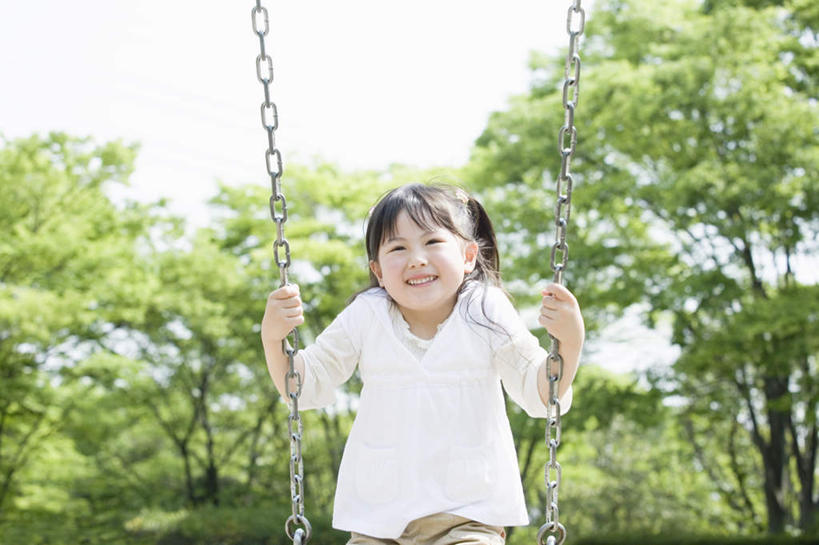 东方人,儿童,一个人,坐,笑,微笑,露齿笑,横图,室外,白天,正面,纯洁,树林,植物,亚洲,仅一个女性,仅一个人,握,服装,朦胧,模糊,背光,拿,拿着,注视,休闲装,黄种人,树,树木,小孩,衣服,蓝色,绿色,蓝天,天空,自然,秋千,天,荡秋千,观察,看,仅一个小孩,休闲,休闲服,可爱,童年,童趣,荡,握着,服饰,生长,晴朗,成长,观看,察看,关注,逆光,童真,烂漫,无邪,万里无云,天真,女孩,女人,女性,亚洲人,孩子,晴空,晴空万里,坐着,半身,彩图,女生