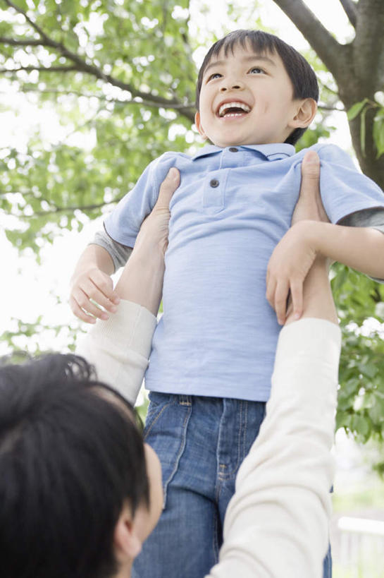 东方人,儿童,两个人,家庭,父亲,儿子,站,举,笑,微笑,露齿笑,竖图,室外,白天,仰视,纯洁,植物,亚洲,一棵,服装,朦胧,模糊,注视,休闲装,黄种人,树,树木,小孩,衣服,蓝色,绿色,蓝天,天空,自然,天,观察,看,托,站着,休闲,温暖,温馨,父子,一家人,休闲服,父爱,可爱,童年,童趣,服饰,生长,晴朗,成长,观看,和睦,察看,关注,童真,烂漫,无邪,万里无云,天真,男孩,男人,男性,年轻男性,亚洲人,孩子,年轻人,晴空,晴空万里,举起,举手,举着,向上举,向上伸,向上托,站立,半身,彩图,低角度拍摄,融洽,男生