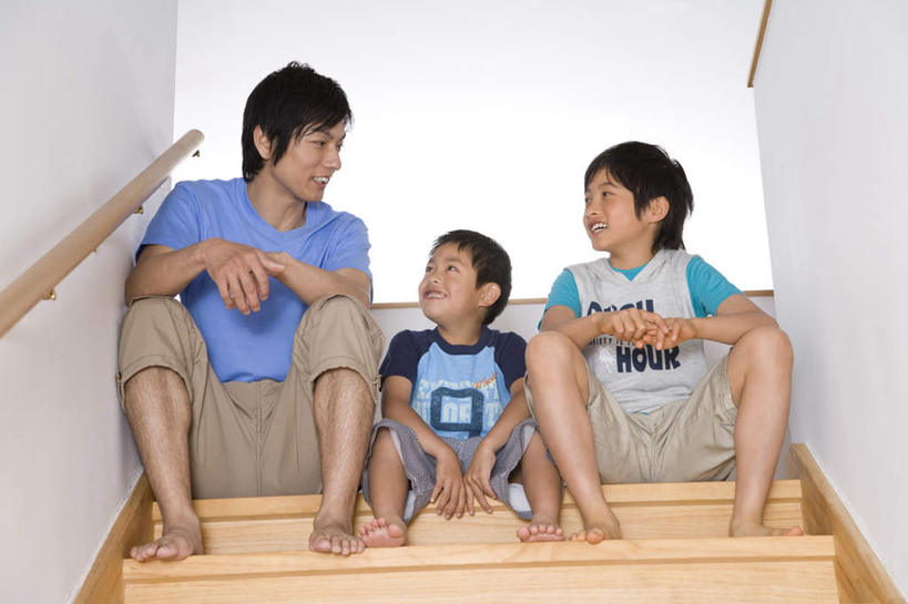 东方人,儿童,三个人,家庭,父亲,儿子,栏杆,坐,笑,说,微笑,露齿笑,横图,室内,白天,仰视,讨论,纯洁,楼梯,亚洲,服装,扶手,阶梯,休闲装,黄种人,护栏,相视,台阶,小孩,衣服,休闲,温暖,温馨,父子,一家人,面对面,休闲服,父爱,可爱,童年,童趣,服饰,对视,和睦,相对,童真,烂漫,无邪,相看,交流,天真,男孩,男人,男性,年轻男性,亚洲人,孩子,年轻人,沟通,讲话,交谈,商讨,说话,谈话,坐着,彩图,低角度拍摄,全身,融洽,男生