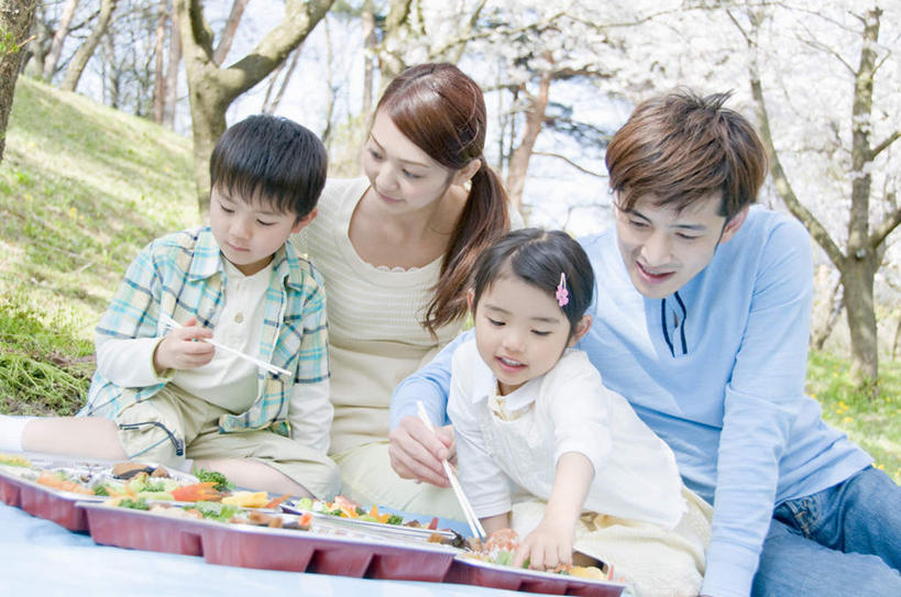 盒饭,东方人,儿童,四个人,家庭,夫妻,母亲,父亲,女儿,儿子,坐,笑,微笑,露齿笑,横图,室外,白天,正面,爱情,聚会,纯洁,草地,草坪,树林,植物,筷子,樱花,餐具,亚洲,一排,许多,握,阴影,服装,朦胧,模糊,整齐,盛开,光线,便当,影子,坐垫,野餐,浪漫,拿,花蕾,两双,拿着,注视,休闲装,黄种人,文化,传统,草,花,花瓣,花朵,鲜花,树,树木,排列,小孩,衣服,绿色,白色,阳光,自然,花苞,花蕊,观察,看,休闲,温暖,温馨,父女,父子,母女,母子,一家人,休闲服,便捷,恩爱,父爱,可爱,母爱,童年,童趣,握着,恋人,服饰,生长,成长,观看,礼节,和睦,察看,便利,队列,关注,礼仪,童真,烂漫,无邪,快捷,仙樱花,福岛樱,青肤樱,野餐垫,野餐地毯,多功能毯,野炊,弁当,天真,男孩,男人,男性,年轻男性,年轻女性,女孩,女人,女性,亚洲人,孩子,年轻人,夫妇,情侣,进餐用具,荆桃,坐着,半身,彩图,伴侣,融洽,男生,女生