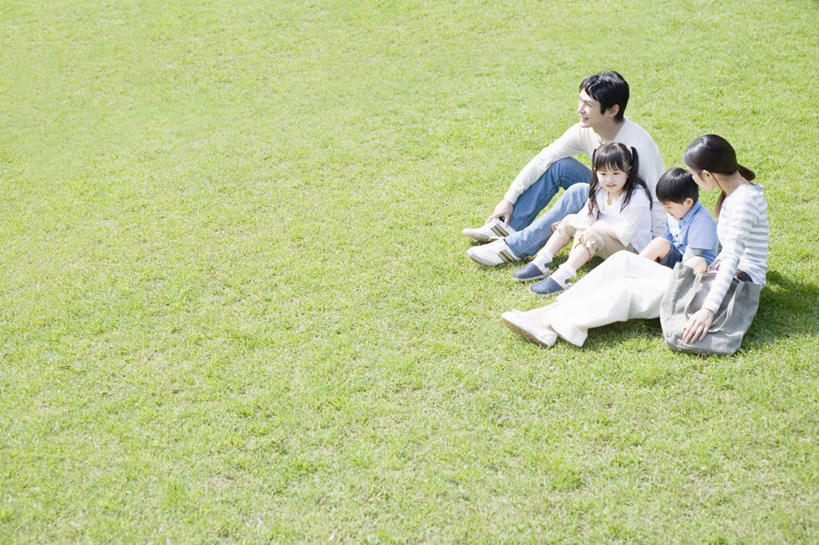 东方人,儿童,家庭,夫妻,母亲,父亲,女儿,儿子,坐,笑,微笑,露齿笑,横图,俯视,室外,白天,爱情,纯洁,草地,草坪,植物,亚洲,阴影,服装,光线,影子,浪漫,注视,休闲装,黄种人,草,小孩,衣服,绿色,阳光,观察,看,休闲,温暖,温馨,父女,父子,母女,母子,一家人,休闲服,恩爱,父爱,可爱,母爱,童年,童趣,恋人,服饰,观看,和睦,察看,关注,童真,烂漫,无邪,天真,男孩,男人,男性,年轻男性,年轻女性,女孩,女人,女性,亚洲人,孩子,年轻人,夫妇,情侣,坐着,彩图,高角度拍摄,全身,伴侣,融洽,男生,女生