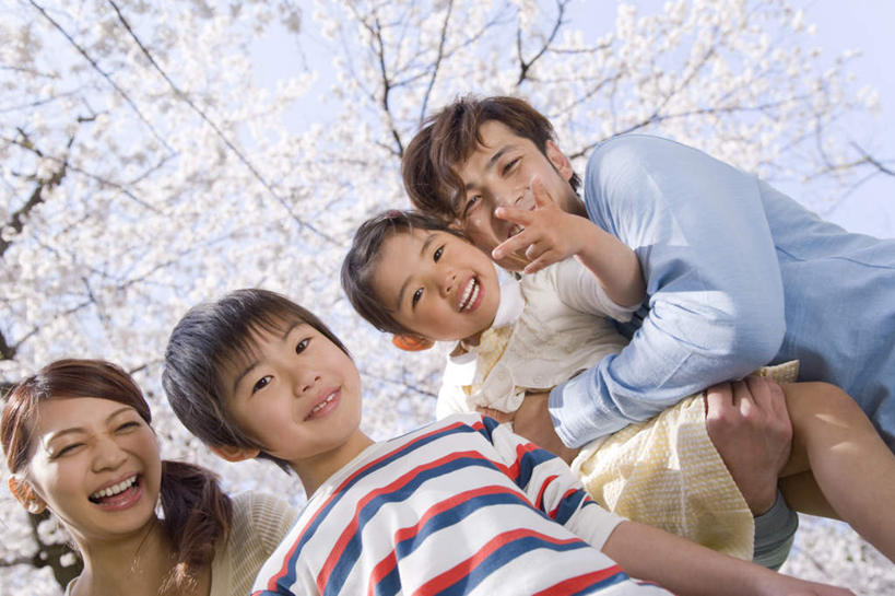 东方人,儿童,四个人,家庭,夫妻,母亲,父亲,女儿,儿子,站,抱,笑,微笑,露齿笑,横图,室外,白天,仰视,爱情,纯洁,樱花,亚洲,许多,阴影,服装,盛开,光线,影子,浪漫,花蕾,注视,休闲装,黄种人,花,花瓣,花朵,鲜花,小孩,衣服,蓝色,白色,蓝天,天空,阳光,天,花苞,花蕊,低头,观察,看,站着,休闲,温暖,温馨,父女,父子,母女,母子,一家人,休闲服,恩爱,父爱,可爱,母爱,童年,童趣,恋人,服饰,晴朗,抱着,观看,和睦,察看,搂着,关注,童真,烂漫,无邪,万里无云,仙樱花,福岛樱,青肤樱,天真,男孩,男人,男性,年轻男性,年轻女性,女孩,女人,女性,亚洲人,孩子,年轻人,夫妇,情侣,晴空,晴空万里,荆桃,怀抱,搂,搂抱,相抱,拥抱,站立,半身,彩图,低角度拍摄,伴侣,融洽,男生,女生