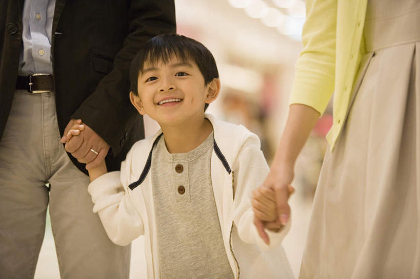 东方人,儿童,三个人,家庭,夫妻,母亲,父亲,儿子,站,走,握手,笑,微笑,露齿笑,横图,室内,白天,正面,爱情,纯洁,亚洲,服装,朦胧,模糊,浪漫,注视,休闲装,黄种人,小孩,衣服,观察,看,站着,休闲,温暖,温馨,父子,母子,三口之家,一家人,休闲服,恩爱,父爱,可爱,母爱,童年,童趣,恋人,服饰,观看,和睦,察看,关注,童真,烂漫,无邪,天真,男孩,男人,男性,年轻男性,年轻女性,女人,女性,亚洲人,孩子,年轻人,夫妇,情侣,步行,搀手,拉手,散步,手搀手,手拉手,手牵手,手握手,站立,走路,半身,彩图,伴侣,融洽,男生