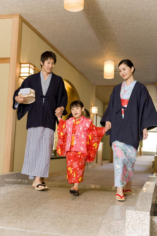 东方人,儿童,三个人,家庭,夫妻,母亲,父亲,女儿,宾馆,站,走,握手,笑,微笑,露齿笑,竖图,室内,白天,正面,民族服装,爱情,纯洁,亚洲,和服,木制,木盆,盆,浪漫,注视,黄种人,小孩,木制品,容器,观察,看,站着,温暖,温馨,父女,母女,三口之家,一家人,恩爱,父爱,可爱,母爱,童年,童趣,恋人,服饰,观看,储藏,和睦,察看,储存,关注,童真,烂漫,无邪,吴服,唐草,唐花,唐锦,天真,男人,男性,年轻男性,年轻女性,女孩,女人,女性,亚洲人,孩子,年轻人,夫妇,情侣,步行,搀手,拉手,散步,手搀手,手拉手,手牵手,手握手,站立,走路,彩图,全身,传统服装,民俗服,客店,客栈,旅店,旅馆,旅舍,汽车旅馆,伴侣,融洽,贮存,女生