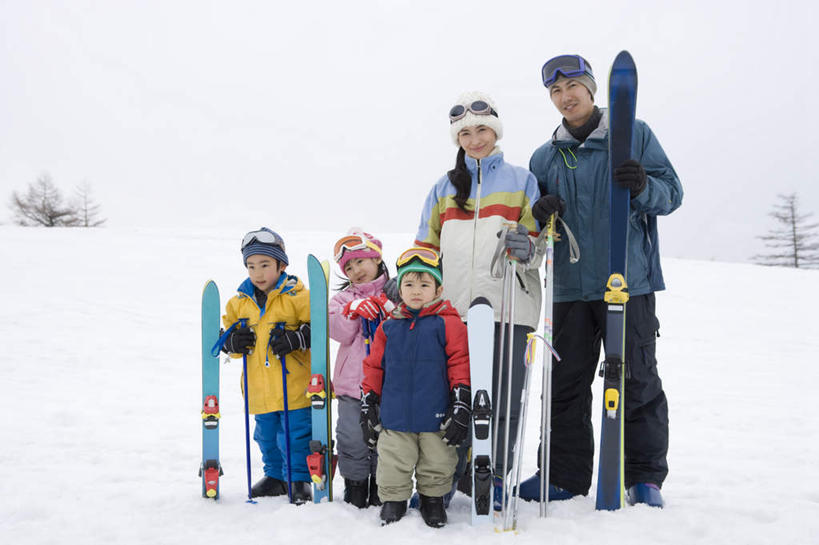 东方人,儿童,家庭,夫妻,母亲,父亲,女儿,儿子,站,笑,微笑,露齿笑,横图,室外,白天,正面,爱情,锻炼,纯洁,安全,运动,雪,大雪,帽子,亚洲,五个人,服装,滑雪,眼镜,积雪,雪景,冬季,冬天,防护,许多人,浪漫,注视,黄种人,小孩,衣服,观察,看,站着,一群人,温暖,温馨,父女,父子,母女,母子,一家人,恩爱,父爱,寒冷,可爱,母爱,童年,童趣,恋人,服饰,观看,羽绒服,保暖,护目镜,保护,滑雪板,滑雪杖,和睦,察看,御寒,关注,保险,童真,烂漫,无邪,保全,周全,安稳,安定,棉帽,严寒,安全防护眼镜,冬装,平安,体育,天真,男孩,男人,男性,年轻男性,年轻女性,女孩,女人,女性,亚洲人,孩子,年轻人,夫妇,情侣,站立,彩图,全身,健身,伴侣,融洽,防护眼镜,男生,女生