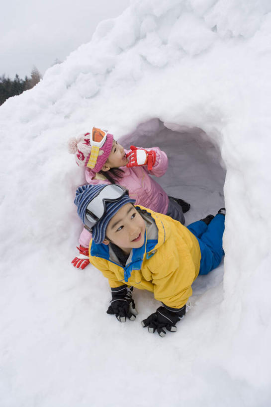 东方人,儿童,两个人,伙伴,朋友,跪,笑,摸,微笑,露齿笑,竖图,俯视,室外,白天,友谊,纯洁,雪,植物,大雪,亚洲,抚摸,服装,积雪,雪景,冬季,冬天,注视,黄种人,树,树木,小孩,衣服,蓝色,绿色,蓝天,天空,自然,天,观察,看,趴着,温暖,寒冷,可爱,童年,童趣,服饰,生长,晴朗,成长,观看,羽绒服,保暖,察看,御寒,关注,童真,烂漫,无邪,万里无云,严寒,冬装,天真,友情,男孩,男人,男性,女孩,女人,女性,亚洲人,晴空,晴空万里,触摸,跪着,接触,趴,彩图,高角度拍摄,全身,男生,女生