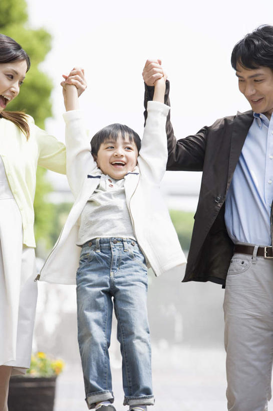 东方人,儿童,三个人,家庭,夫妻,母亲,父亲,儿子,站,握手,竖图,室外,白天,正面,爱情,纯洁,植物,亚洲,服装,朦胧,模糊,浪漫,注视,休闲装,黄种人,树,树木,小孩,衣服,蓝色,绿色,蓝天,天空,自然,天,观察,看,站着,休闲,温暖,温馨,父子,母子,三口之家,一家人,休闲服,恩爱,父爱,可爱,母爱,童年,童趣,提,恋人,服饰,生长,晴朗,成长,观看,和睦,察看,提着,关注,童真,烂漫,无邪,万里无云,天真,男孩,男人,男性,年轻男性,年轻女性,女人,女性,亚洲人,孩子,年轻人,夫妇,情侣,晴空,晴空万里,搀手,拉手,手拉手,手握手,站立,半身,彩图,伴侣,融洽,男生