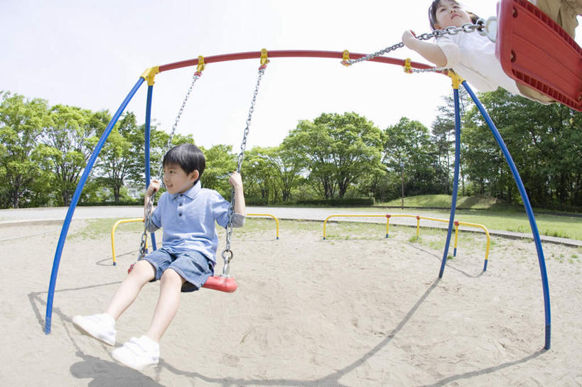 东方人,儿童,一个人,坐,横图,室外,白天,正面,广角镜头,鱼眼镜头,游戏,纯洁,树林,植物,玩具,亚洲,仅一个男性,仅一个人,握,阴影,服装,光线,影子,拿,玩,拿着,注视,休闲装,黄种人,娱乐,树,树木,小孩,衣服,蓝色,绿色,蓝天,天空,阳光,自然,秋千,天,荡秋千,观察,看,仅一个小孩,休闲,休闲服,可爱,童年,童趣,益智,握着,服饰,生长,晴朗,成长,观看,活动,察看,发泄,关注,消遣,智力,童真,烂漫,无邪,万里无云,宣泄,天真,男孩,男人,男性,亚洲人,孩子,晴空,晴空万里,玩耍,嬉戏,坐着,彩图,全身,男生