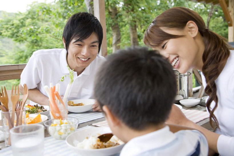 米饭,东方人,儿童,背部,三个人,家庭,夫妻,母亲,父亲,儿子,坐,笑,微笑,露齿笑,横图,室外,白天,正面,爱情,纯洁,植物,餐具,亚洲,服装,朦胧,模糊,叉子,碟子,盘,饭,浪漫,休闲装,黄种人,相视,树,树木,小孩,衣服,绿色,自然,盘子,碟,休闲,温暖,温馨,父子,母子,三口之家,一家人,面对面,休闲服,恩爱,父爱,可爱,母爱,童年,童趣,恋人,服饰,生长,成长,对视,五谷,和睦,相对,童真,烂漫,无邪,餐叉,相看,天真,男孩,男人,男性,年轻男性,年轻女性,女人,女性,亚洲人,孩子,年轻人,夫妇,情侣,坐着,半身,彩图,伴侣,融洽,男生