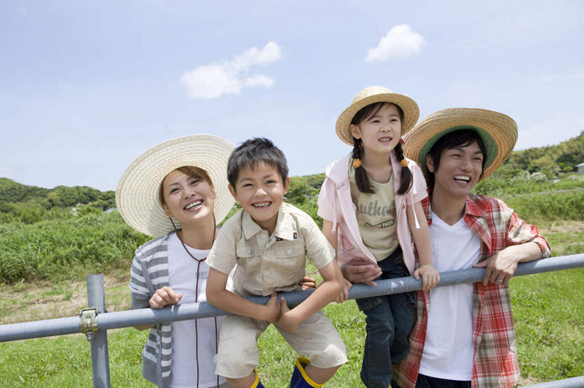 东方人,儿童,四个人,家庭,夫妻,母亲,父亲,女儿,儿子,栏杆,站,笑,微笑,露齿笑,横图,室外,白天,正面,爱情,纯洁,草地,草坪,植物,帽子,亚洲,一排,撑,服装,整齐,栅栏,篱笆,云,云朵,围栏,浪漫,云彩,注视,休闲装,黄种人,护栏,草,排列,小孩,衣服,蓝色,绿色,白云,蓝天,天空,遮阳帽,天,观察,看,站着,休闲,温暖,温馨,父女,父子,母女,母子,一家人,休闲服,恩爱,父爱,可爱,母爱,童年,童趣,恋人,服饰,晴朗,观看,和睦,察看,撑着,队列,关注,童真,烂漫,无邪,天真,男孩,男人,男性,年轻男性,年轻女性,女孩,女人,女性,亚洲人,孩子,年轻人,夫妇,情侣,晴空,站立,半身,彩图,伴侣,融洽,男生,女生