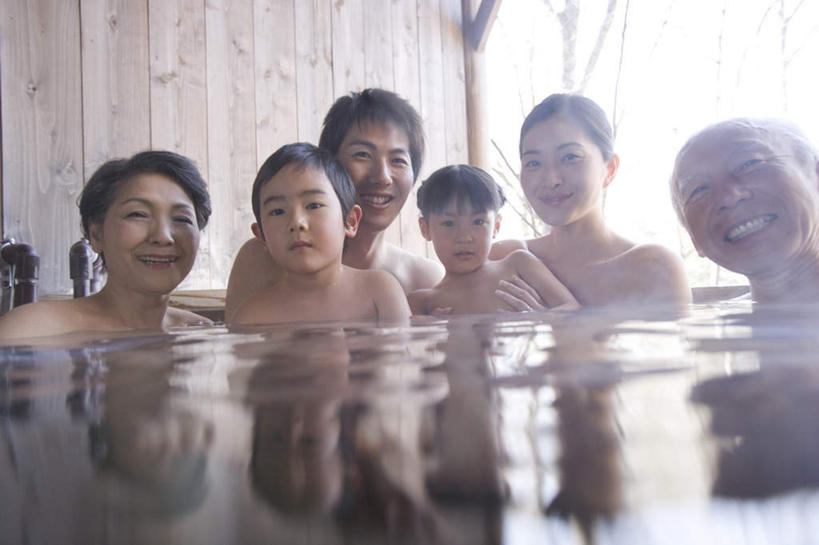 东方人,儿童,老年人,夫妻,母亲,父亲,女儿,儿子,祖母,祖父,三代同堂,站,抱,笑,微笑,露齿笑,横图,室内,白天,正面,爱情,洗澡,纯洁,水,亚洲,阴影,朦胧,模糊,反射,液体,影子,水滴,许多人,浪漫,注视,黄种人,干净,祖孙三代,裸露,小孩,观察,看,清洁,站着,一群人,享受,健康,温暖,温馨,父女,父子,母女,母子,恩爱,放松,父爱,可爱,母爱,童年,童趣,保健,恋人,奶奶,爷爷,抱着,观看,祖孙,和睦,察看,卫生,搂着,关注,裸,童真,烂漫,无邪,外婆,外孙女,外祖母,外公,外祖父,外孙,外孙子,泡汤,天真,老年男性,老年女性,男孩,男人,男性,年轻男性,年轻女性,女孩,女人,女性,亚洲人,孩子,年轻人,夫妇,情侣,全家福,孙女,孙子,怀抱,搂,搂抱,相抱,拥抱,站立,半身,彩图,沐浴,伴侣,融洽,男生,女生,爸爸,多代同堂,妈妈