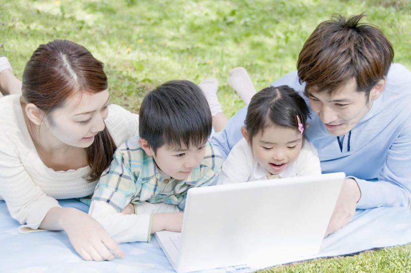 东方人,儿童,四个人,家庭,夫妻,母亲,父亲,女儿,儿子,躺,笑,微笑,露齿笑,横图,俯视,室外,白天,爱情,纯洁,电脑,笔记本电脑,草地,草坪,植物,亚洲,一排,敲打,阴影,朦胧,模糊,整齐,光线,网络,影子,坐垫,浪漫,黄种人,输入,通讯设备,草,排列,小孩,绿色,阳光,打字,趴着,温暖,温馨,父女,父子,母女,母子,一家人,恩爱,父爱,可爱,母爱,童年,童趣,恋人,点击,敲击,和睦,无线,队列,通信设备,无线网络,无线上网,便携式电脑,童真,烂漫,无邪,野餐垫,野餐地毯,多功能毯,卧着,天真,按键,手提电脑,男孩,男人,男性,年轻男性,年轻女性,女孩,女人,女性,亚洲人,孩子,年轻人,夫妇,情侣,趴,躺着,卧,半身,彩图,高角度拍摄,伴侣,融洽,男生,女生