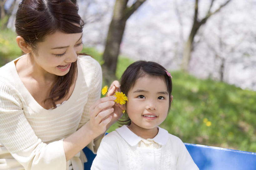 东方人,儿童,两个人,家庭,母亲,女儿,坐,笑,微笑,露齿笑,横图,室外,白天,正面,纯洁,草地,草坪,植物,樱花,亚洲,握,阴影,服装,朦胧,模糊,盛开,光线,影子,拿,花蕾,拿着,注视,休闲装,黄种人,草,花,花瓣,花朵,鲜花,树,树木,两朵,小孩,衣服,黄色,绿色,白色,阳光,自然,花苞,花蕊,观察,看,休闲,温暖,温馨,母女,一家人,休闲服,菊花,可爱,母爱,童年,童趣,握着,服饰,生长,成长,观看,和睦,察看,关注,童真,烂漫,无邪,仙樱花,福岛樱,青肤樱,天真,年轻女性,女孩,女人,女性,亚洲人,孩子,年轻人,荆桃,坐着,半身,彩图,融洽,女生