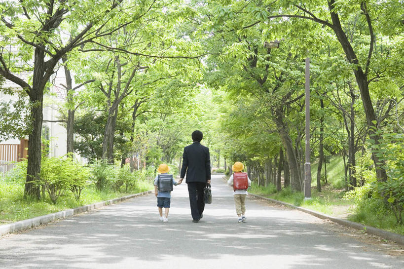 东方人,儿童,家庭,父亲,女儿,儿子,商务人士,商务男性,走,握手,横图,室外,白天,衬衫,纯洁,草地,草坪,植物,亚洲,一排,握,阴影,套装,整齐,光线,影子,拿,拎,拿着,黄种人,草,树,树木,排列,小孩,背面,绿色,阳光,自然,温暖,温馨,父女,父子,一家人,父爱,可爱,童年,童趣,握着,生长,成长,和睦,队列,商务装,工薪阶层,童真,烂漫,无邪,天真,男孩,男人,男性,年轻男性,女孩,女人,女性,亚洲人,孩子,年轻人,白领,上班族,步行,搀手,拉手,散步,手搀手,手拉手,手牵手,手握手,走路,彩图,全身,衬衣,融洽,男生,女生,拎着