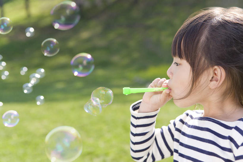 东方人,儿童,脸,头,脸颊,手,一个人,站,举,横图,彩色,室外,特写,白天,侧面,纯洁,草地,草坪,植物,亚洲,仅一个女性,仅一个人,握,阴影,服装,朦胧,模糊,漂浮,光线,影子,拿,拿着,注视,休闲装,黄种人,肩膀,草,小孩,衣服,绿色,阳光,泡泡,吹,观察,看,托,站着,仅一个小孩,休闲,悬浮,手部,休闲服,可爱,童年,童趣,握着,服饰,观看,单手,察看,关注,童真,烂漫,无邪,天真,女孩,女人,女性,亚洲人,孩子,头部,脸部,脸蛋,面部,举起,举手,举着,向上举,向上伸,向上托,站立,半身,彩图,女生