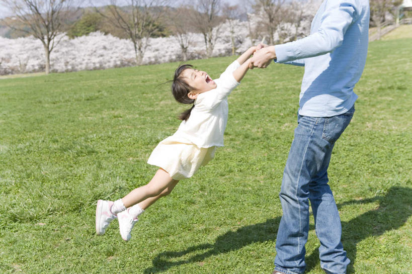 东方人,儿童,两个人,家庭,父亲,女儿,站,笑,大笑,横图,室外,白天,侧面,兴奋,纯洁,植物,樱花,亚洲,握,阴影,服装,盛开,光线,影子,拿,花蕾,拿着,注视,休闲装,旋转,黄种人,花,花瓣,花朵,鲜花,树,树木,小孩,衣服,绿色,白色,阳光,自然,花苞,花蕊,观察,看,站着,张嘴,休闲,温暖,温馨,父女,一家人,休闲服,父爱,可爱,童年,童趣,提,握着,服饰,生长,成长,观看,和睦,察看,提着,关注,张大嘴巴,童真,烂漫,无邪,哈哈大笑,仙樱花,福岛樱,青肤樱,天真,男人,男性,年轻男性,女孩,亚洲人,孩子,年轻人,张开嘴,荆桃,站立,半身,彩图,高兴,狂笑,融洽,女生